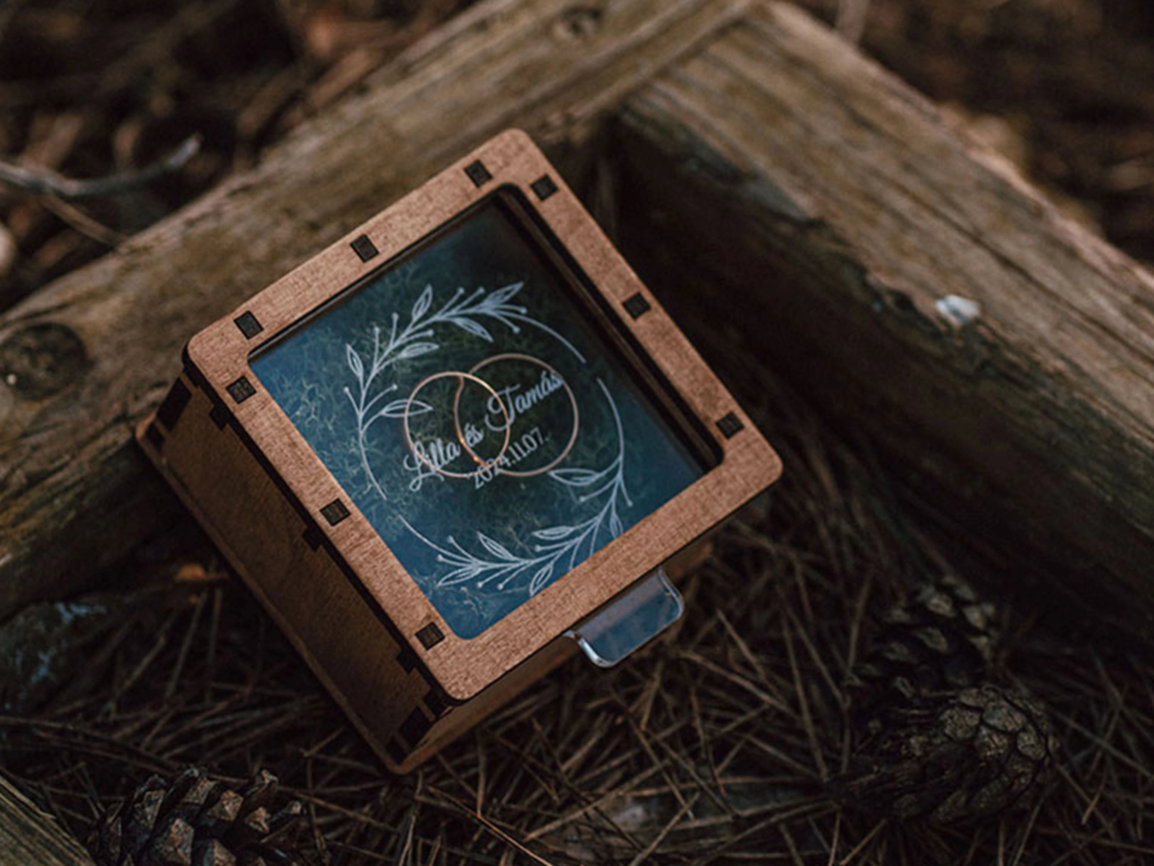 Három Egyedi Fa Esküvői Dekoráció: Bortartó, Gyűrűtartó és Fa Meghívók