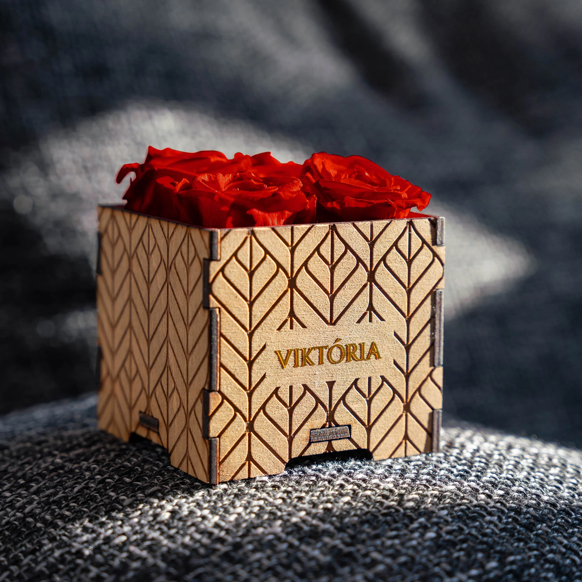 Örök rózsa gravírozott fa dobozban, Egyedi üzenettel