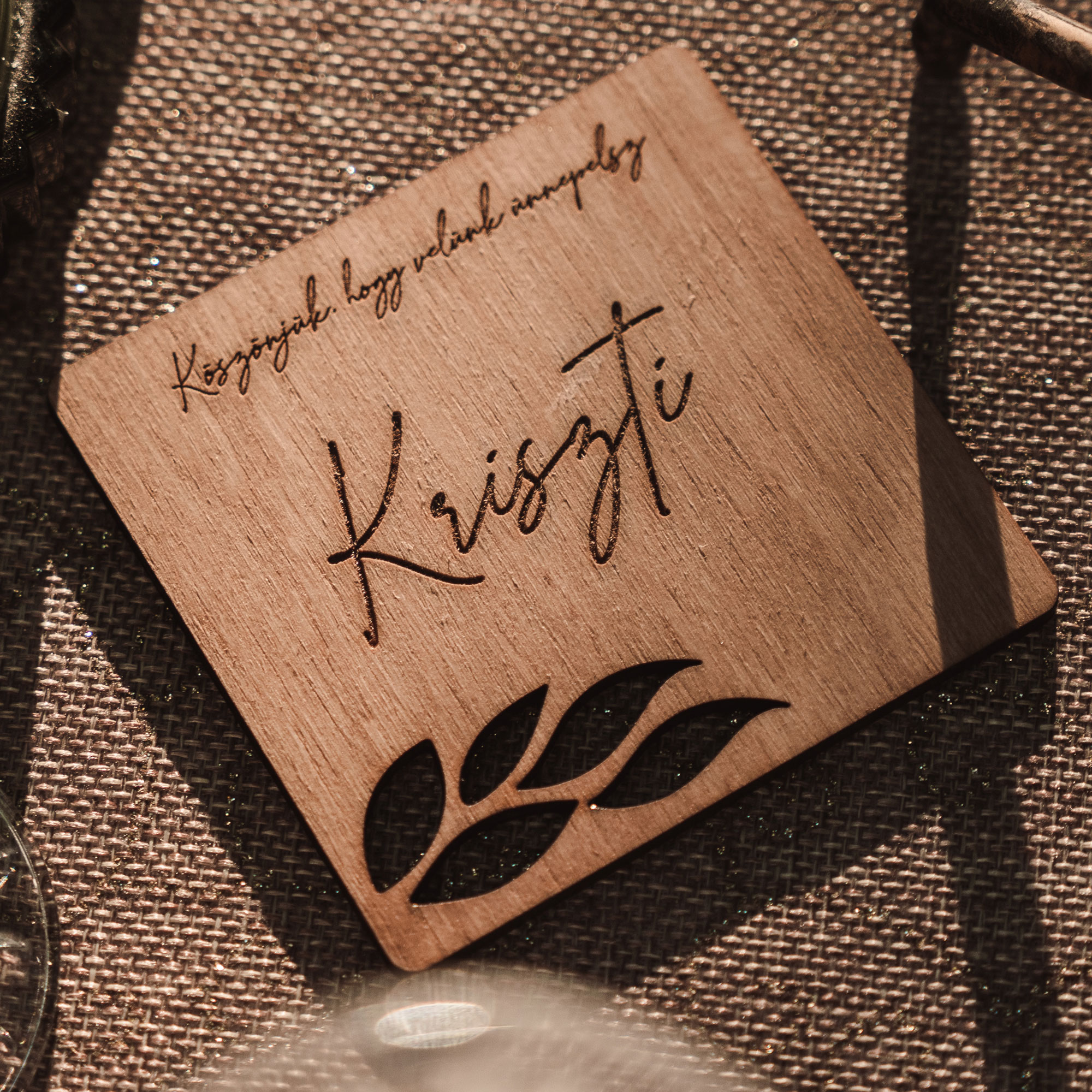 Lézervágott névtábla és köszönajándék